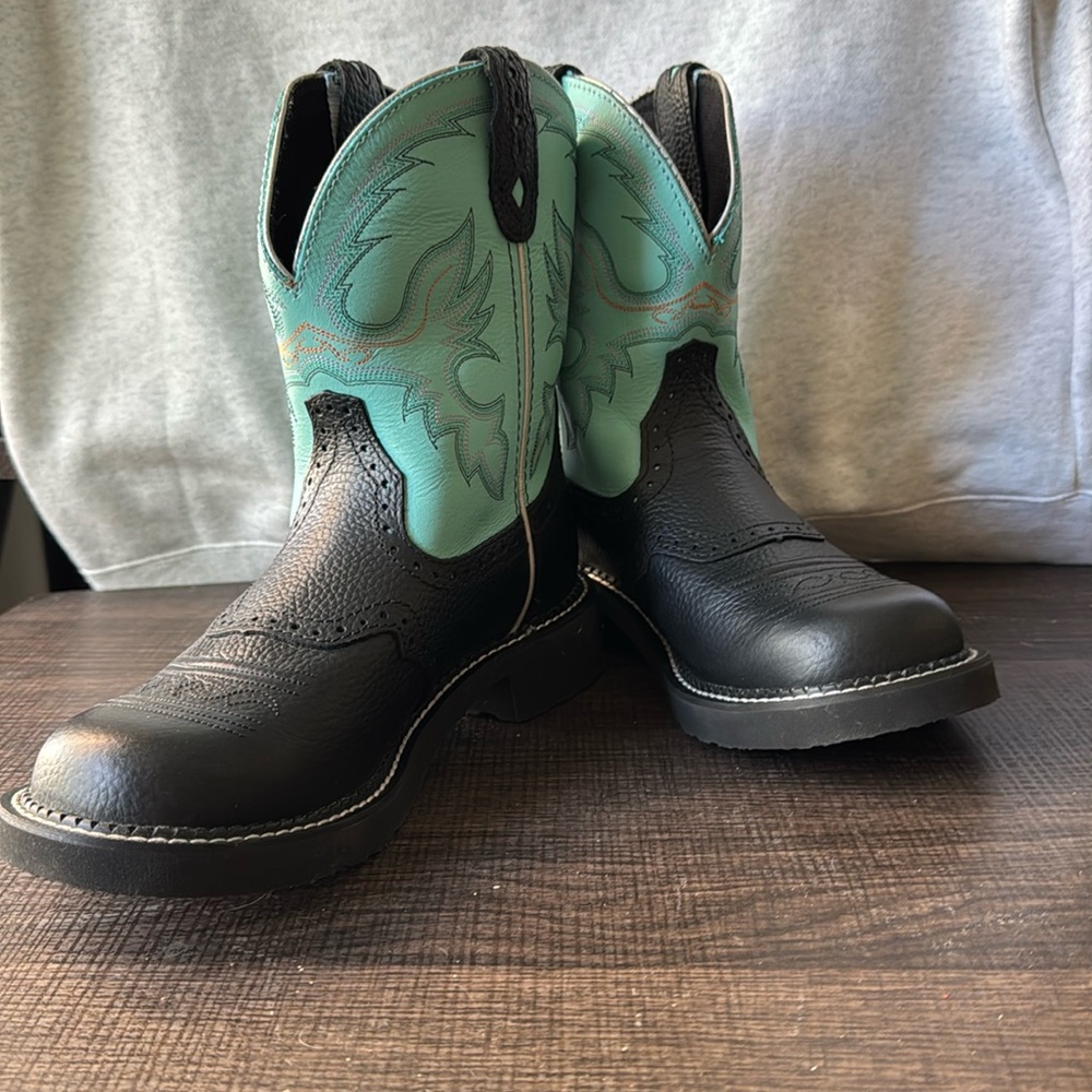 JUSTIN WOMEN'S GYPSY WESTERN BOOTS - ROUND TOE Size 8.5. Never worn!